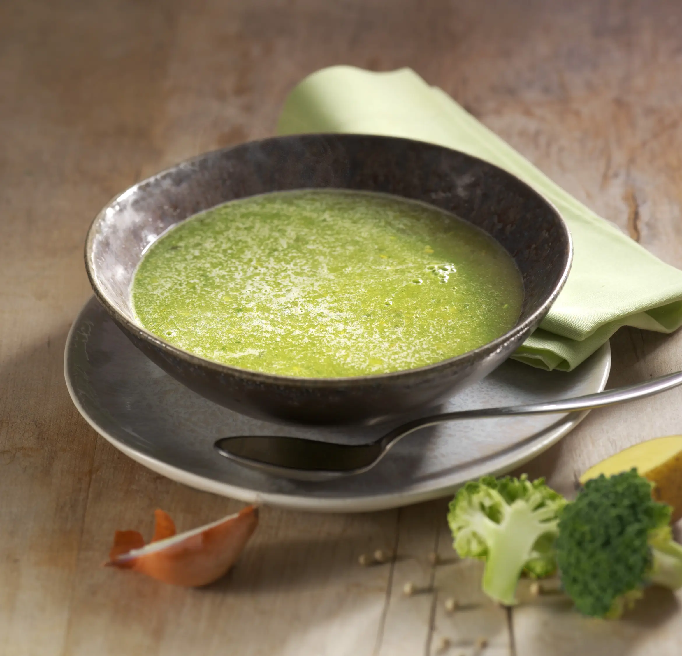 Produktbild_Broccolisuppe mit Holzintergrund